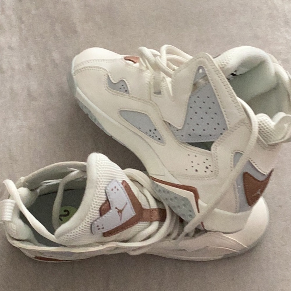 BOYS NEW WITHOUT TAG NIKE AIR JORDAN WHITE AND GOLD SNEAKERS SIZE 2.5 - Picture 3 of 3
